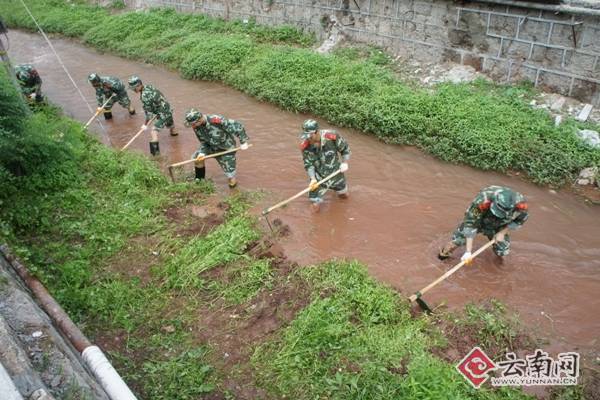 大理消防官兵积极参与城区河道清理