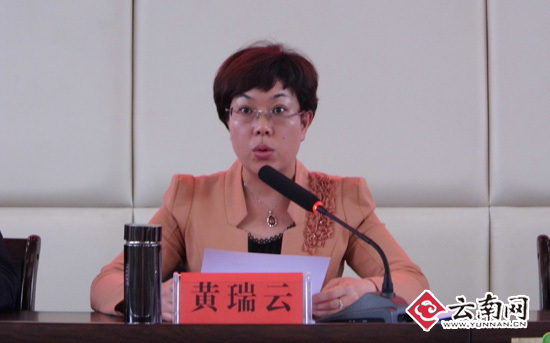 /enpproperty--> 云南网讯(实习记者 蒋秀丹 雷晓红)4月18日下午,大理创新工业园区召开党务群团工作会议,全面总结园区2012年度党务群团工作,同时对2013年的组织、宣传、精神文明建设、干部人事、劳动保障、综治维稳、工青妇等党务群团工作作了安排部署。 会上,园区综合办公室主任李林宏、党工委工作部部长苏晓英、人力资源和社会保障局局长朱光厚、法制局局长唐世杰等分别代表各自部门发言,认真总结2012年工作,安排部署2013年度工作。
