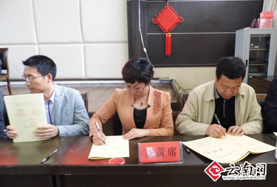 /enpproperty--> 云南网讯(实习记者 蒋秀丹 雷晓红)4月18日下午,大理创新工业园区召开党务群团工作会议,全面总结园区2012年度党务群团工作,同时对2013年的组织、宣传、精神文明建设、干部人事、劳动保障、综治维稳、工青妇等党务群团工作作了安排部署。 会上,园区综合办公室主任李林宏、党工委工作部部长苏晓英、人力资源和社会保障局局长朱光厚、法制局局长唐世杰等分别代表各自部门发言,认真总结2012年工作,安排部署2013年度工作。