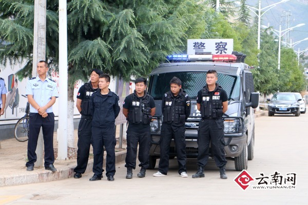 /enpproperty--> 考生离开考场 特警为考生考点提供安全保障 6月7日上午,鹤庆县1000多名考生如期参加2015年高考。在2015年高考考点,高考工作的各工作部门严格按相关要求开展高考各项工作,与此同时,县交警、食药、电力、特警、消防、文广、公交等多部门密切配合,保障考生赶考路道畅通、考点电力供应到位、考生饮食安全,把好考生的入口关,为考生竖起安全墙,为考生撑起清净的一片天,通力合作为高考保驾护航,为广大考生创设安全、便捷、清静的考试环境。据鹤庆县教育局招生办主任和斌介绍,201