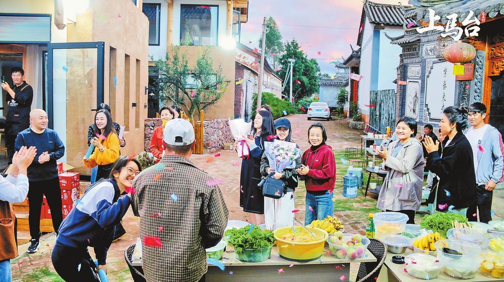 上马台村的旅居客在公共食堂聚餐。 通讯员 罗兴武 朱颖桑 摄