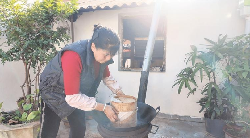 张育坤正在制作夹沙肉