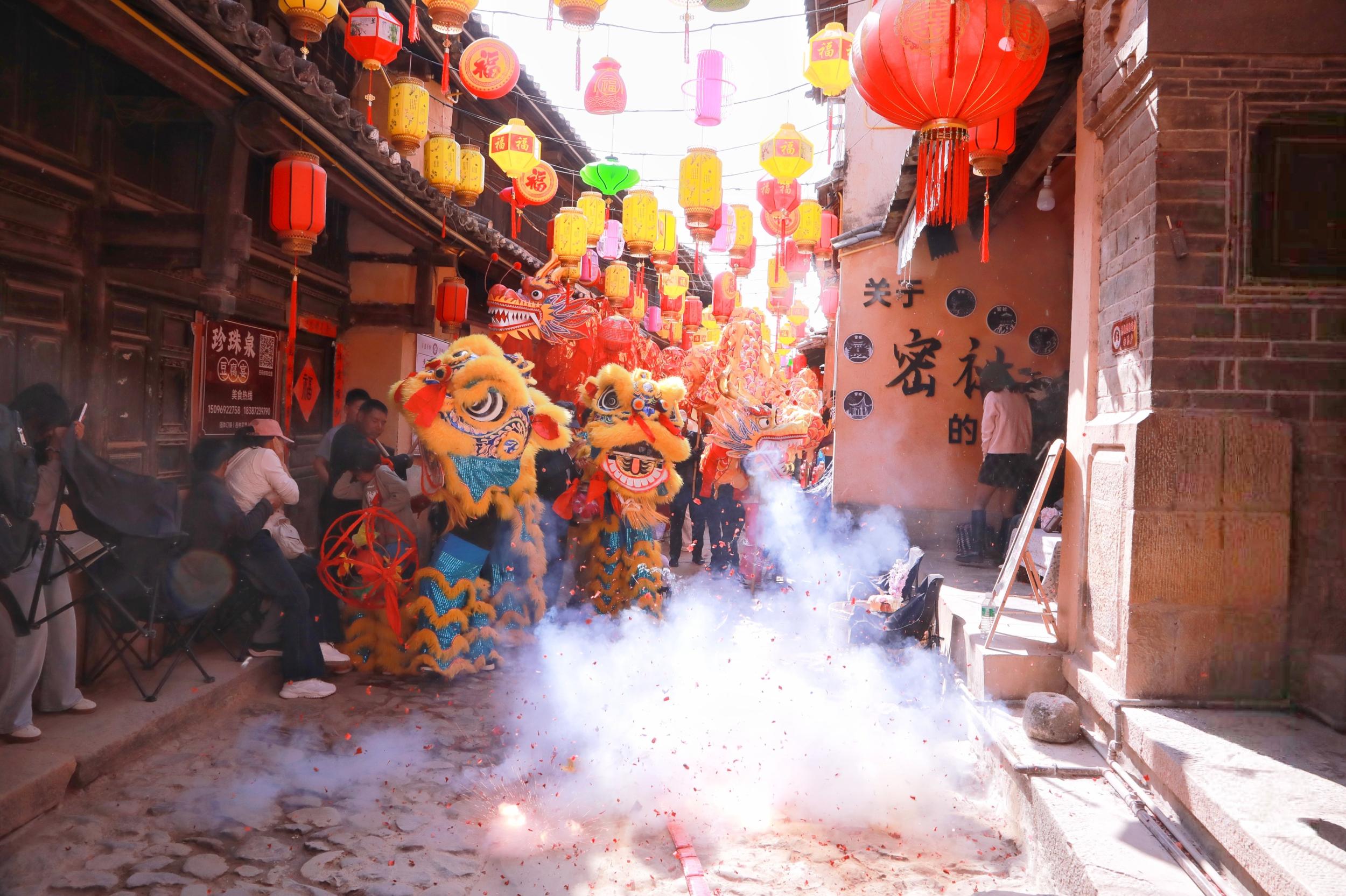 文盛街村灯班在这条千年茶马古驿道上集结完毕。（弥渡县融媒体中心 供图）