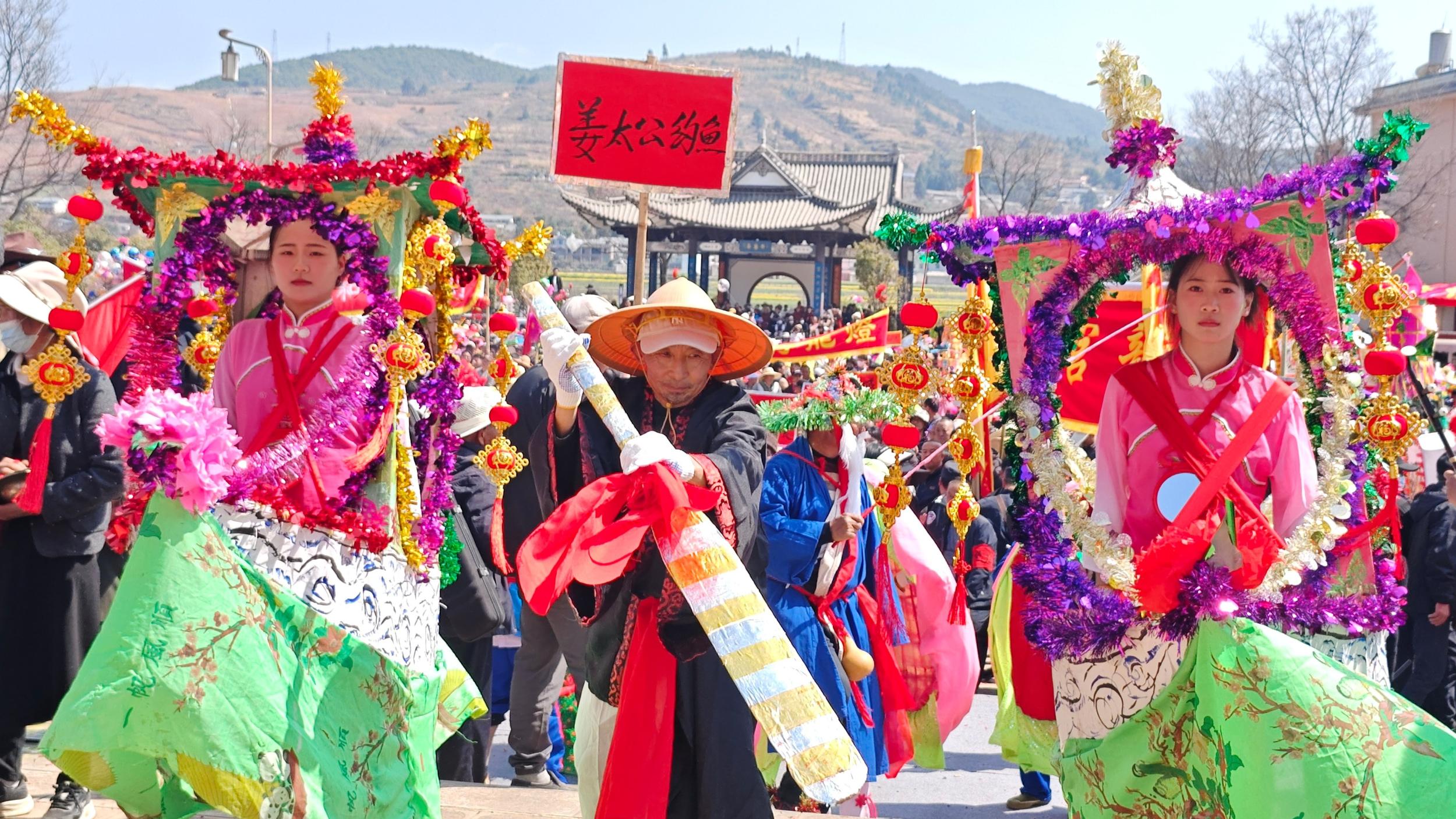 美女划船（弥渡县融媒体中心 供图）