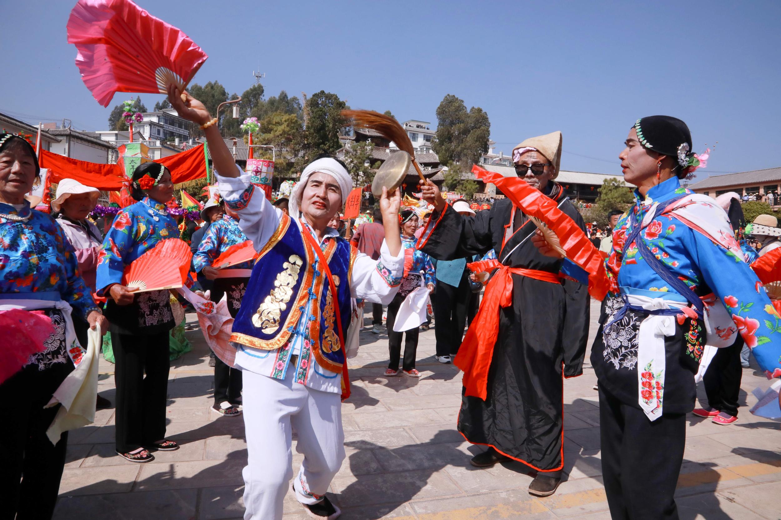 男扮女装的“大脚婆”（弥渡县融媒体中心 供图）