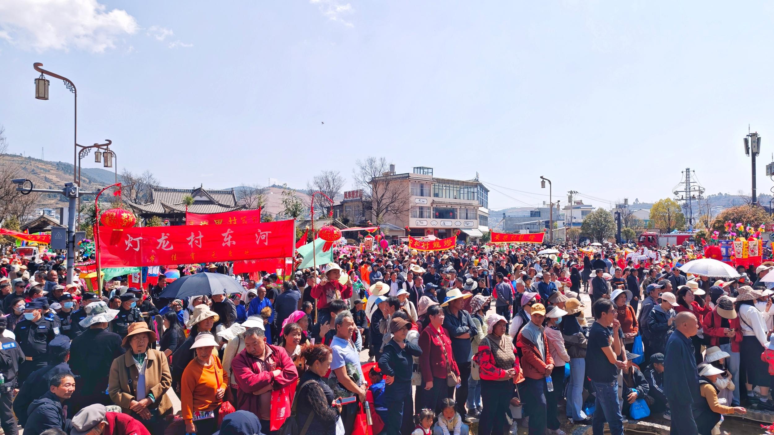 万人观灯潮（弥渡县融媒体中心 供图）