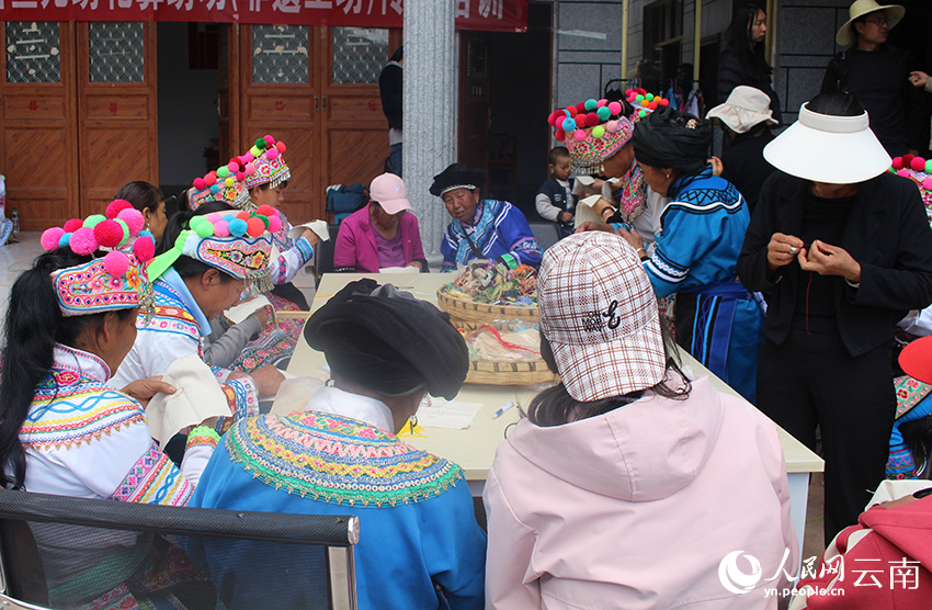 吉鱼儿绣花彝绣坊开展培训。张晓玲 摄