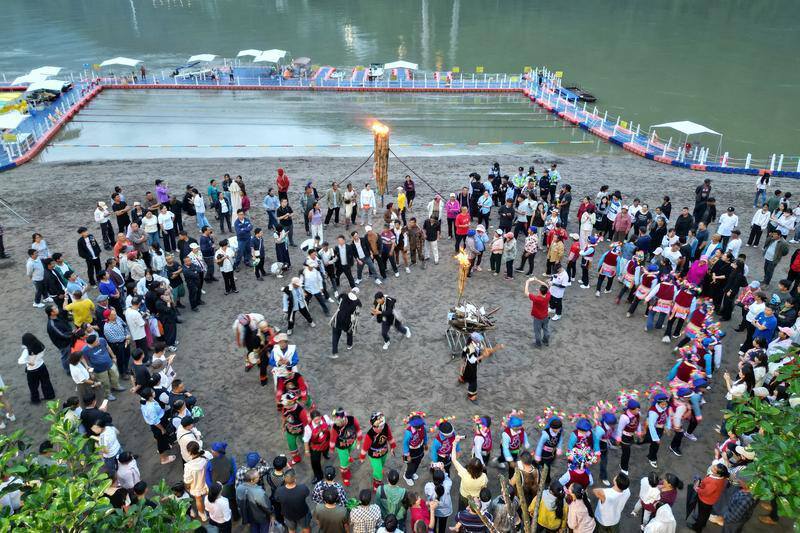来自全国各地的游客和当地群众相聚一起,在大理南涧公郎镇澜沧江畔“猛龙渡”欢度火把节,点燃秋天的第一把热情之火。
