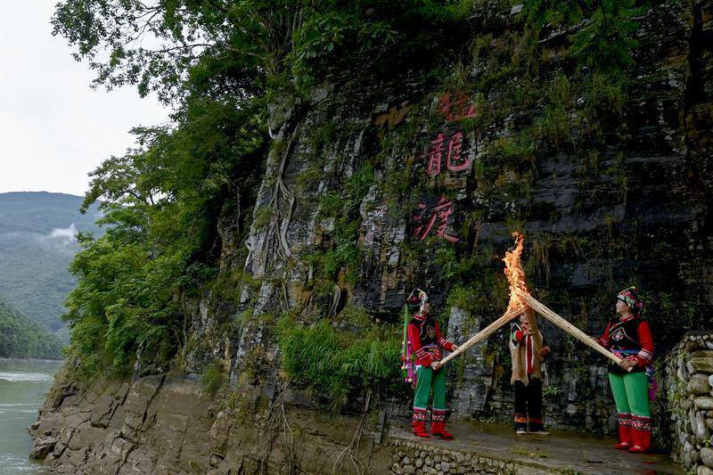 在大理南涧公郎镇澜沧江畔“猛龙渡”欢度火把节。
