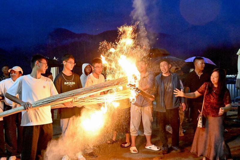 来自全国各地的游客和当地群众相聚一起,在大理南涧公郎镇澜沧江畔“猛龙渡”欢度火把节,点燃秋天的第一把热情之火。