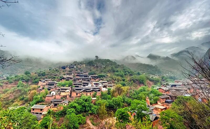 云雾下的诺邓古村