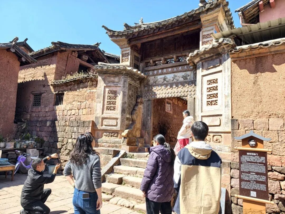 游客到诺邓古村游玩