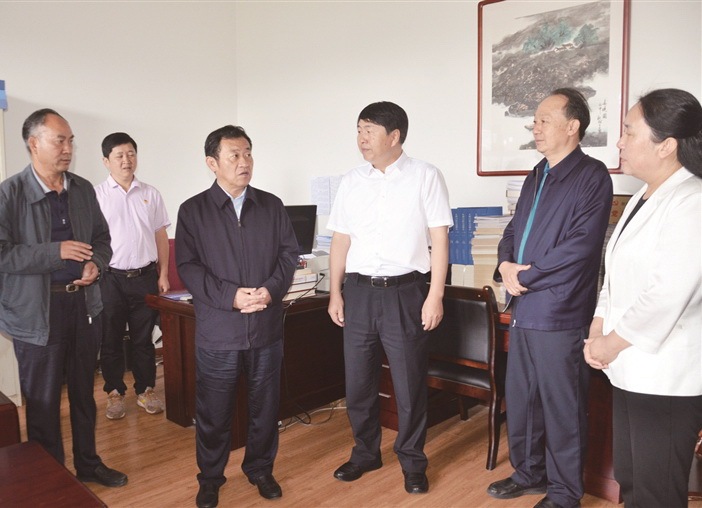 8月12日上午,大理州委书记陈坚到州政协机关调研,强调要围绕中心,服务