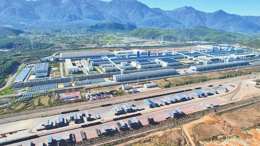 鹤庆产业园区绿色铝生产线。 通讯员 段志宇 摄